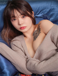 翁公含着她的乳